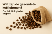Jute zak met biologische koffiebonen uitgestrooid op een lichte achtergrond