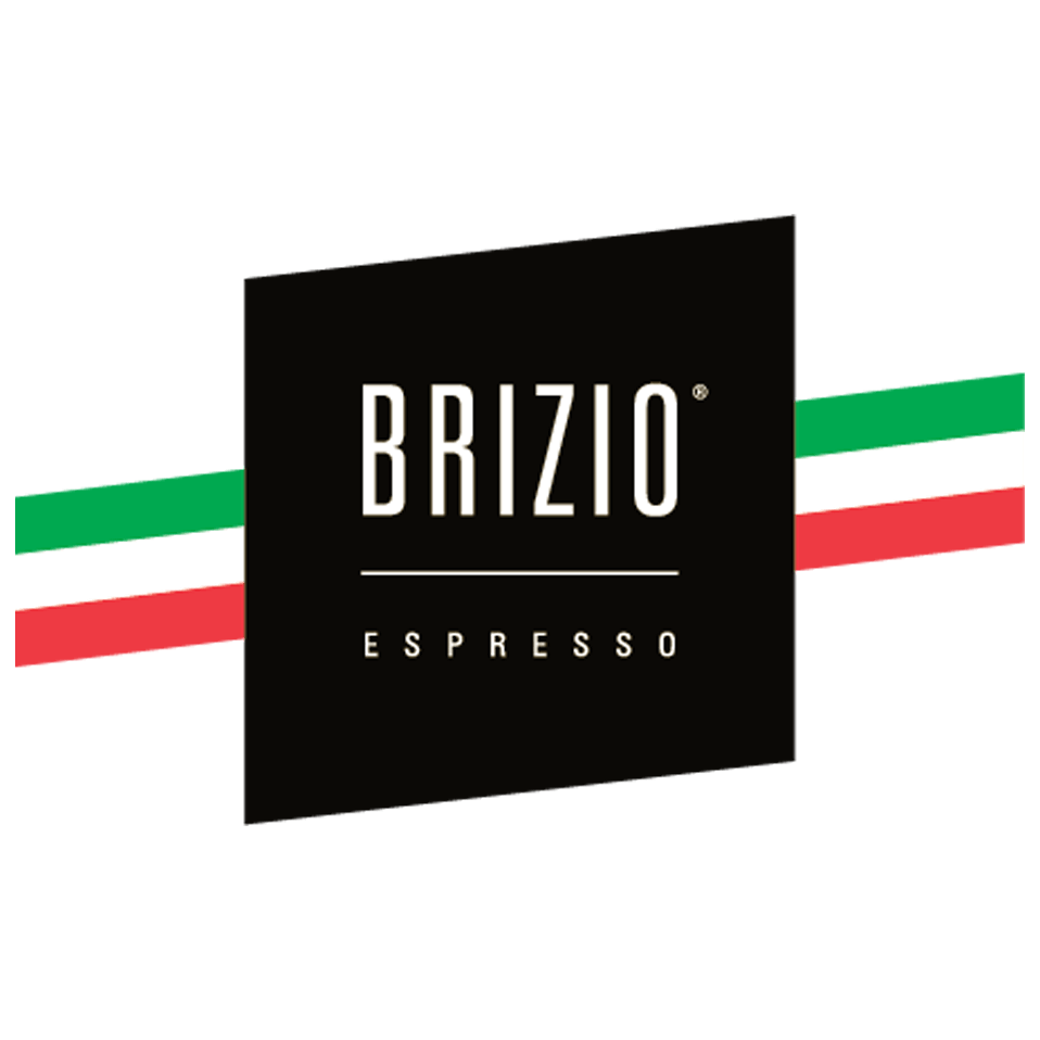 Logo van Brizio Espresso met een zwarte schuine rechthoek, witte strakke letters en daarachter een diagonale Italiaanse vlag in groen, wit en rood, op een transparante achtergrond.